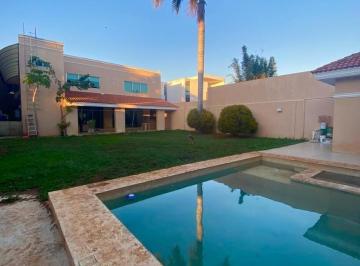 Casa · 750m² · 4 Recámaras · 5 Estacionamientos · Venta Hermosa Casa en Montebello