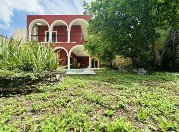 Casa · 374m² · 5 Recámaras · 1 Estacionamiento · Amplia Casa Estilo Hacienda en Venta en El Centro Histórico de Mérida.