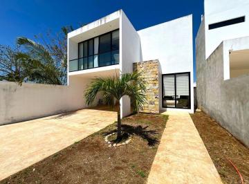Casa · 3 Recámaras · 2 Estacionamientos · Casa en Venta en Esquina con Piscina en La Privada Albarella Cholul