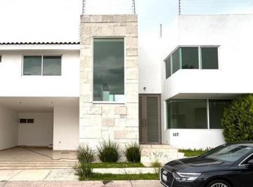 Casa · 340m² · 3 Recámaras · 2 Estacionamientos · Casa en Fraccionamiento Residencial Cañada del Refugio