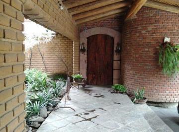 Casa · 770m² · 4 Recámaras · 6 Estacionamientos · Construcción Ecléctica