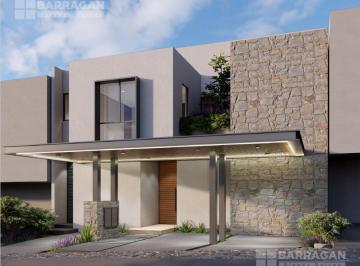 Casa · 300m² · 4 Recámaras · 3 Estacionamientos · Casa en Pre - Venta en Altozano Condominio Laja Casa