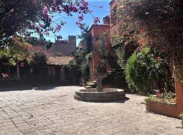 Casa · 990m² · 10 Recámaras · 3 Estacionamientos · Casa en Renta en El Centro Histórico de Querétaro, Calle 5 de Mayo