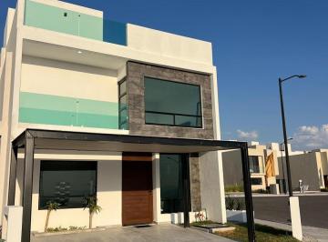 Casa · 175m² · 3 Recámaras · 2 Estacionamientos · Casa en Venta en Querétaro