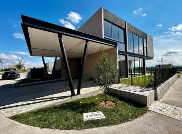 Casa · 284m² · 3 Recámaras · 4 Estacionamientos · Casa en Venta en Queretaro