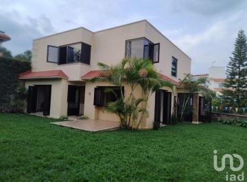 Casa · 220m² · 3 Recámaras · 2 Estacionamientos · Casa en Venta, Exclusivo Fraccionamiento con Vigilancia, Zona Norte, Cuernavaca, Morelos