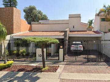 Casa de 6 habitaciones, Zapopan · Casa en Venta en Bugambilias 1ra Sección, con Estudios Independientes