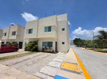 Casa · 3 Recámaras · 2 Estacionamientos · Casa en Renta en Playa del Carmen Amueblada y Equipada