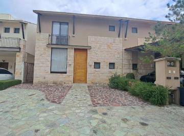 Casa · 169m² · 3 Recámaras · 2 Estacionamientos · Hacienda Valbuena