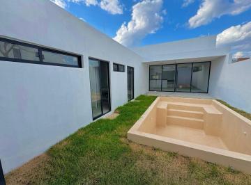 Casa de 3 habitaciones, Conkal · Moderna Casa de 1 Planta, de 3 Recámaras, Alberca, en Privada con Casa Club.