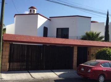 Casa · 345m² · 4 Recámaras · 3 Estacionamientos · Casa en Juriquilla de Estilo Mexicano Contemporáneo.