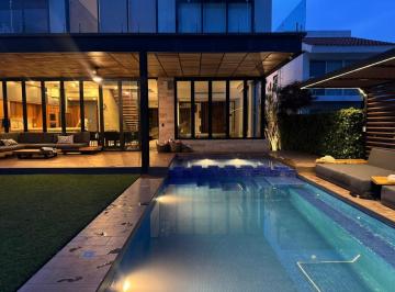 Casa · 600m² · 4 Recámaras · 2 Estacionamientos · Increíble Casa Cuernavaca Paraíso Country Club