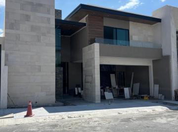 Casa de 4 habitaciones, Saltillo · Se Vende Hermosa Casa en Fraccionamiento Privado Al Norte de Saltillo