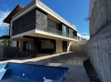 Casa · 1073m² · 5 Recámaras · 4 Estacionamientos · Casa Residencial en Venta Priv Sierra Alta 10 Sect Zona Sur Carr Nacional Mty