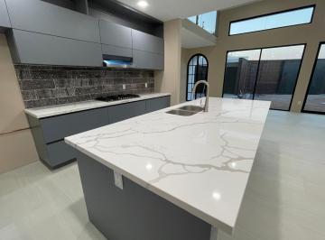 Casa · 308m² · 4 Recámaras · 2 Estacionamientos · Casa en Venta en Tequisquiapan