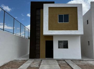 Casa · 90m² · 3 Recámaras · 2 Estacionamientos · Casa en Venta en Av Principal en Torreón.
