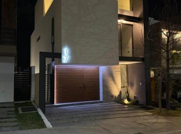 Casa · 234m² · 4 Recámaras · 2 Estacionamientos · Hermosa Casa en Venta en Bosques Vallarta