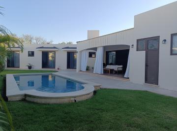 Casa · 377m² · 3 Recámaras · 3 Estacionamientos · Casa en Venta en Temozon Norte, de Una Planta