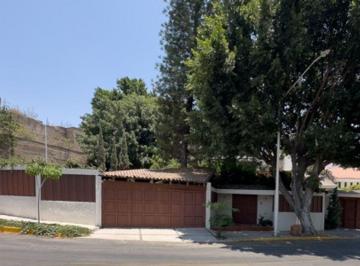 Casa · 620m² · 3 Recámaras · 6 Estacionamientos · Atención Baja de Precio Casa Para Remodelar en Lomas del Valle a Precio de Terreno!