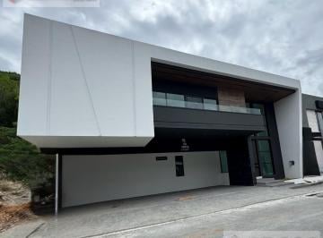 Casa · 430m² · 4 Recámaras · 4 Estacionamientos · Casa en Venta en Bosques de Las Misiones Sector Reserva