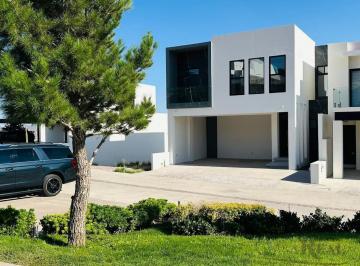 Casa · 290m² · 3 Recámaras · 2 Estacionamientos · Casa en Venta en Altozano