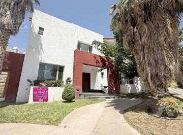 Casa · 680m² · 4 Recámaras · 4 Estacionamientos · Casa en Rincon de Las Lomas