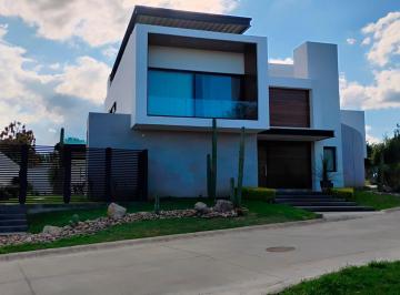 Casa · 673m² · 3 Recámaras · 4 Estacionamientos · Casa en Venta Residencial Club de Golf El Molino León Guanajuato