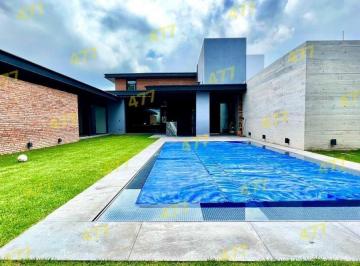 Casa · 1000m² · 4 Recámaras · 4 Estacionamientos · Residencia en Venta en Cumbres del Campestre