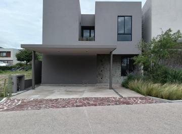Casa · 250m² · 3 Estacionamientos · Casa en Altozano El Nuevo Queretaro