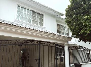 Casa · 200m² · 3 Recámaras · 2 Estacionamientos · Casa en Fraccionamiento El Country
