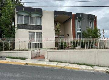 Casa · 414m² · 4 Recámaras · 2 Estacionamientos · Casa en Venta en Monterrey