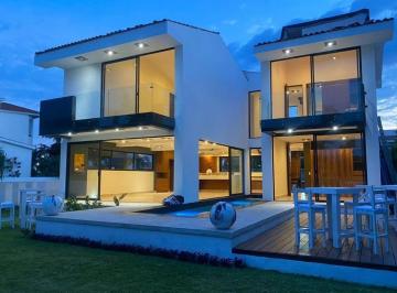 Casa · 490m² · 4 Recámaras · 3 Estacionamientos · Casa Súper Moderna en Club de Golf Paraíso