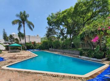 Casa · 971m² · 5 Recámaras · 6 Estacionamientos · Residencia Estilo Contemporaneo en Cuernavaca