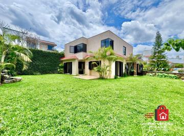 Casa · 220m² · 4 Recámaras · 2 Estacionamientos · Casa en Venta en Tzompantle, Cuernavaca con Jardín y Seguridad 24h