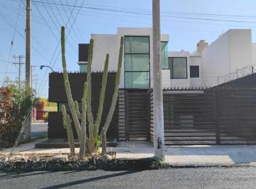 Casa de 3 habitaciones, Campeche · En Venta Bonita Casa a Dos Cuadras de Malecón en Villas de Ah Kim Pech