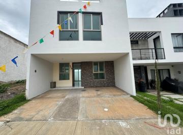 Casa · 185m² · 4 Recámaras · 2 Estacionamientos · Casa en Venta en Capital Norte
