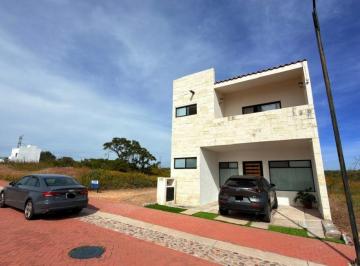 Casa de 4 habitaciones, Corregidora · Casa con 4 Habitaciones de 119 m² en Venta, Presa de Bravo