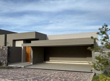 Casa · 540m² · 5 Recámaras · 3 Estacionamientos · Casa Nueva en Venta en El Bosque León Gto.