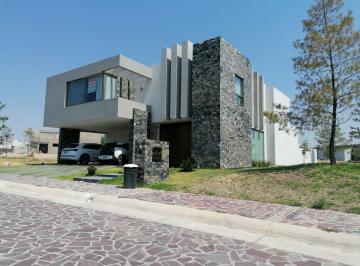 Casa · 430m² · 4 Recámaras · 3 Estacionamientos · La Campiña del Bosque