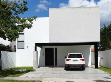 Casa · 260m² · 4 Recámaras · 4 Estacionamientos · Residencia de 4 Recámaras en Parque Central, Amenidades Exclusivas