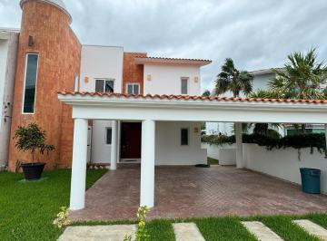 Casa · 325m² · 3 Recámaras · 2 Estacionamientos · Departamento - Isla Dorada