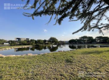 Casa · 320m² · 2 Recámaras · 2 Estacionamientos · Casa en Venta en Privada Cerrada con Vigilancia en Lomas del Campanario Norte, Condominio San Felipe