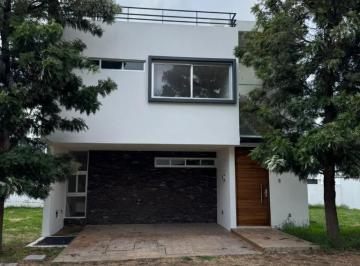 Casa · 776m² · 4 Recámaras · 2 Estacionamientos · Hermosa Casa en Venta en Solares