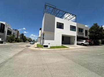 Casa de 5 habitaciones, Zapopan · Casa en Venta en Valle Imperial