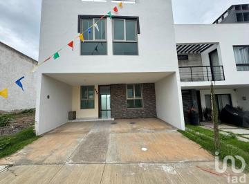 Casa · 172m² · 4 Recámaras · 2 Estacionamientos · Casa Venta Fracc Carrara Zapopan