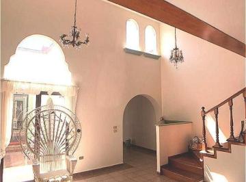 sala familiar planta baja · Amplia Residencia con Encanto y Arquitectura Única en El Centro de Xalapa