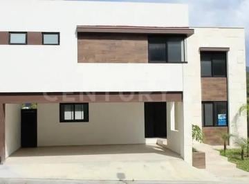 Casa · 330m² · 4 Recámaras · 3 Estacionamientos · Casa en Venta en Zona El Uro - Carretera Nacional