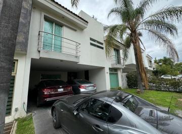Casa · 290m² · 4 Recámaras · 4 Estacionamientos · Casa en Santa Catalina