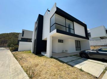 Casa · 230m² · 3 Recámaras · 3 Estacionamientos · Casa en Los Robles