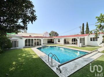 Casa · 375m² · 5 Recámaras · 2 Estacionamientos · Casa 1 un Nivel, Alberca y Jardín en Cuernavaca
